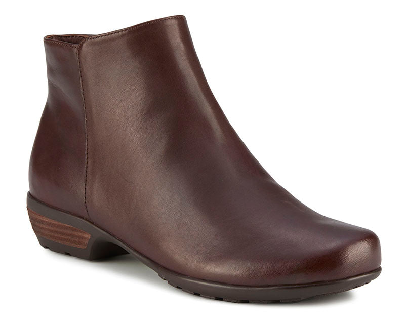 Ezra in brown leather by Ros may be the best bootie ever! Soft, supple leathers wrap your foot in comfort. An inside zipper makes it easy to get on and off, while discreet gore near the zipper allows flexibility around the ankle.