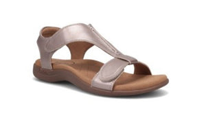 <ul> <li> <p><span style="font-size: 1.4em;">The Show in champagne is a lightweight leather sandal made in Spain.</span></p> </li> <li> <p><span style="font-size: 1.4em;">These sandals are comfortable due to the lightweight padded footbed lined in suede.</span></p> </li> </ul>