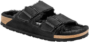 The popular BIRKENSTOCK Arizona is a classic model with two adjustable straps. Featured in genuine high-quality suede – and is now available in an extra cozy version thanks to a soft, bright genuine shearling lining on the anatomically formed cork-latex footbed and straps. These sandals are perfect for chilly, winter evenings.