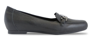 The Munro Blair is a classic loafer with a sleek vamp and chain bit.   Features a soft calf leather and latex rubber outsole. Comfort lining is breathable and wicks away moisture, and rubber outsole is shock absorbing.  Half inch hidden wedge for great support and comfort.