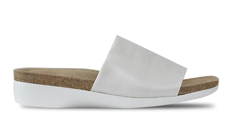 The Casita is Munro American's best selling one strap slide sandal.  Made of white shimmer stretch fabric on a cork/latex combination footbed with a XL Ultralite molded EVA outsole.
