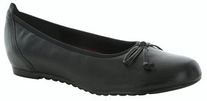 The Munro Quinn is a wardrobe staple.  This classic flat has a hidden wedge and a stretch topline with a bow adornment.  Features a comfort lining that is breathable and wicks away moisture, contoured insole with forepart flex zone and an internal wedge to lift heel for more support.  Heel height is approximatley 3/4 of an inch.