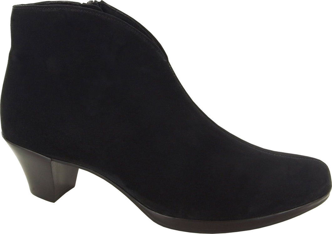 The Munro American Robyn is an ankle bootie that will really set off a pair of pants or a fun flirty skirt. The heel height is 2 inches. The Robyn has a natural latex sole that is shock absorbant, flexible and slip resistant. The knit soft lining breathes and wicks moisture. The counter-pocket is non-slip and the footbed is removable.