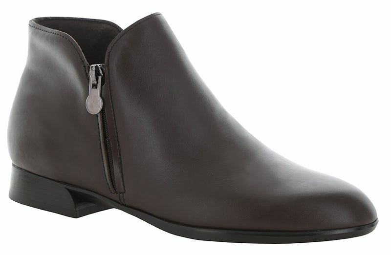 The Munro Averee boot is a contemporary double zip boot for easy on and off.  Features comfort lining that wicks away mositure, removable footbed  and a rubber outsole that is shock absorbing and flexible.  Heel height approximately 1 inch. 