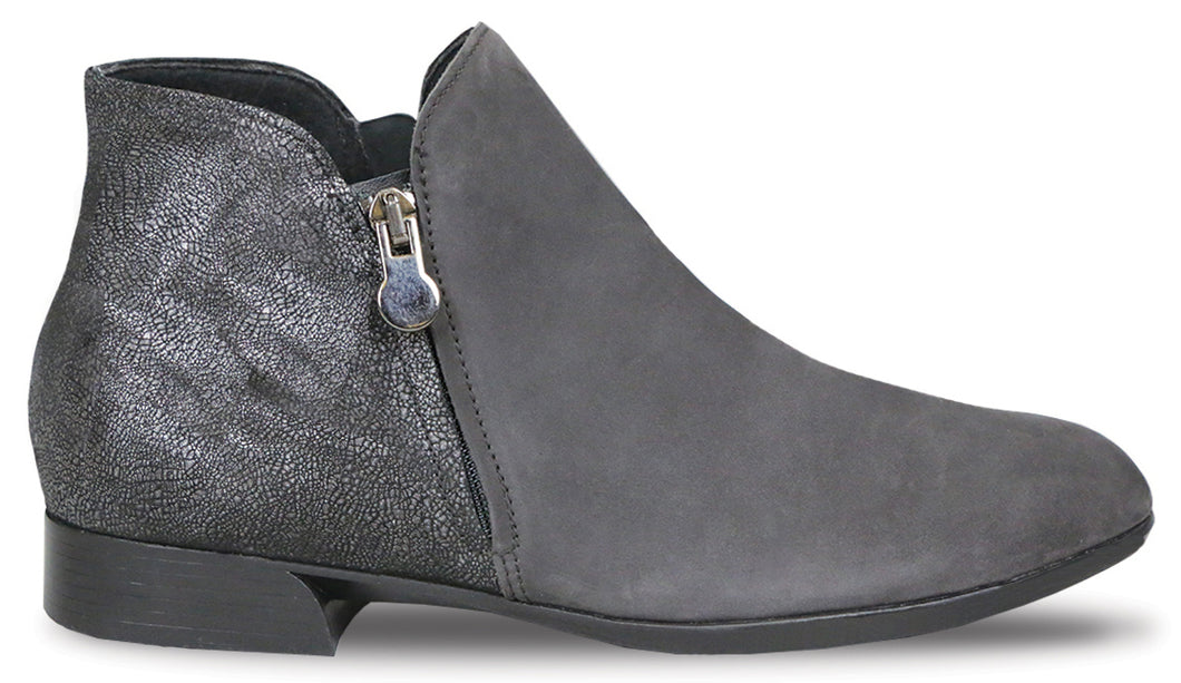 The Munro Averee boot is a contemporary double zip boot for easy on and off.  Featured here in grey.