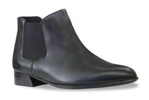 The Munro Cate chelsea boot has style and comfort with a leather upper and stretch panel on the side for easy on and off. Features a soft and breathable microfiber lining with a fully cushioned and contoured footbed for all-day comfort and support.