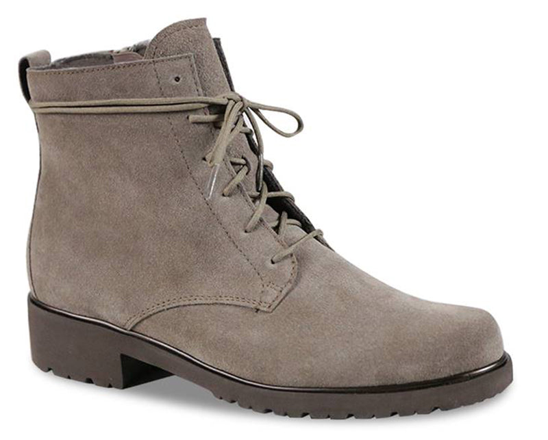 An ultra-lightweight boot in calf suede treated for water resistance. Beautiful in its simplicity the Finnley easily pairs with jeans, leggings or a midi skirt. Cinch up with the six-eye lace or leave lacing with the inside zipper for easy off and easy on.