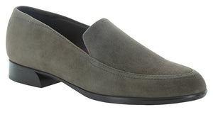The Munro Harrison is a classic loafer with a sleek vamp.  Features a comfort lining that is breathable and wicks away moisture, a removable footbed and rubber outsole that is shock absorbing.  Heel height is approximately 1 inch.